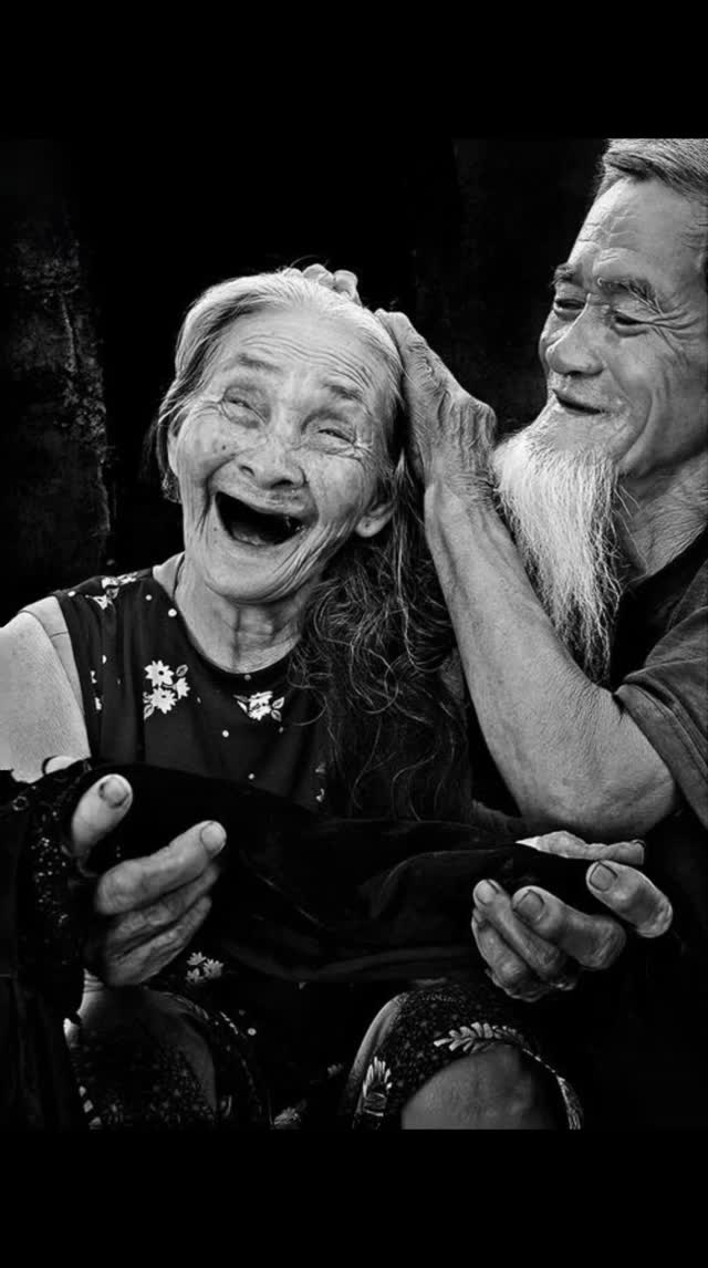 "Si nun sai fari l'antenatu, armenu 'mpara a zappari: accussì fai quarchiccosa di ùtili pi la famigghia."

Fare l'Antenato (o la persona Saggia), benedicendo, significa dare buoni esempi, trasmettere saggezza, proteggere o guidare le nuove generazioni.
Se non si è in grado di offrire saggezza o un esempio morale benedicendo gli altri, sopratutto se più piccoli, la cosa migliore è rendersi utili materialmente per il sostentamento del nucleo familiare, imparando a zappare.
La vera utilità per la Famiglia sta nel fare qualcosa di concreto, "fare la propria parte", specialmente in tempi di necessità. 

"Cu zappa, zappa a so' vigna cu bonu zappa bonu vinnigna"

CONTATTI
ilgiardinocurativo.it (link in bio)
e-mail:  info@ilgiardinocurativo.it
whatsapp: 378 069 7312
Telegram:  Ilaria - il Giardino Curativo
Facebook:  Ilaria - il Giardino Curativo
Instagram: Ilaria.GiardinoCurativo
TikTok:  @giardinocurativo
YouTube: Ilaria - Il Giardino Curativo

#consapevolezza #relazioni #crescitapersonale #risoluzionesomatica #costellazionifamiliari