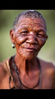 La funzione degli Anziani è quella di ricordare ai giovani che tutto scorre e passa, che nulla è permanente e che la Saggezza sta nell'accettare il Cambiamento e nel Lasciar andare il momento che passa. 
La funzione degli Anziani sarebbe quella di insegnare, con il proprio esempio, a vivere nel Presente, facendosi Ponte tra il passato della propria Esperienza e il Futuro di coloro che vivranno dopo di loro. Solo chi incarna questa Saggezza può trasmetterla con il proprio esempio... essendo qualcosa di Reale, essa non è qualcosa che può essere soltanto comunicata a parole; serve l'Esempio concreto, di una personalità forgiata nel dolore e nella gioia di una vita vissuta a pieno.
La funzione degli Anziani è quella di insegnare l'Arte di Vivere ai giovani.
E se molti degli anziani che ci sono oggi sono ancora dei bambini in dei corpi di vecchi o di adulti? Da chi cercare la trasmissione della Saggezza?
Oggi abbiamo sempre più forte la necessità di ri-scoprire nel nostro Corpo quella Saggezza ancestrale che ci permette di essere di nuovo liberi, perché Connessi con la Vita. Riconnettendoci con la Saggezza degli Antenati che sono presenti in noi.

Nel Lavoro che propongo ti accompagno in questo.

CONTATTI
ilgiardinocurativo.it (link in bio)
e-mail:  info@ilgiardinocurativo.it
whatsapp: 378 069 7312
Telegram:  Ilaria - il Giardino Curativo
Facebook:  Ilaria - il Giardino Curativo
Instagram: Ilaria.GiardinoCurativo
TikTok:  @giardinocurativo
YouTube: Ilaria - Il Giardino Curativo

#consapevolezza #relazioni #crescitapersonale #risoluzionesomatica #costellazionifamiliari